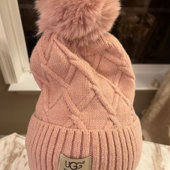 UGG PINK BEANIE GLOVE SET NWT - Picture 3 of 10